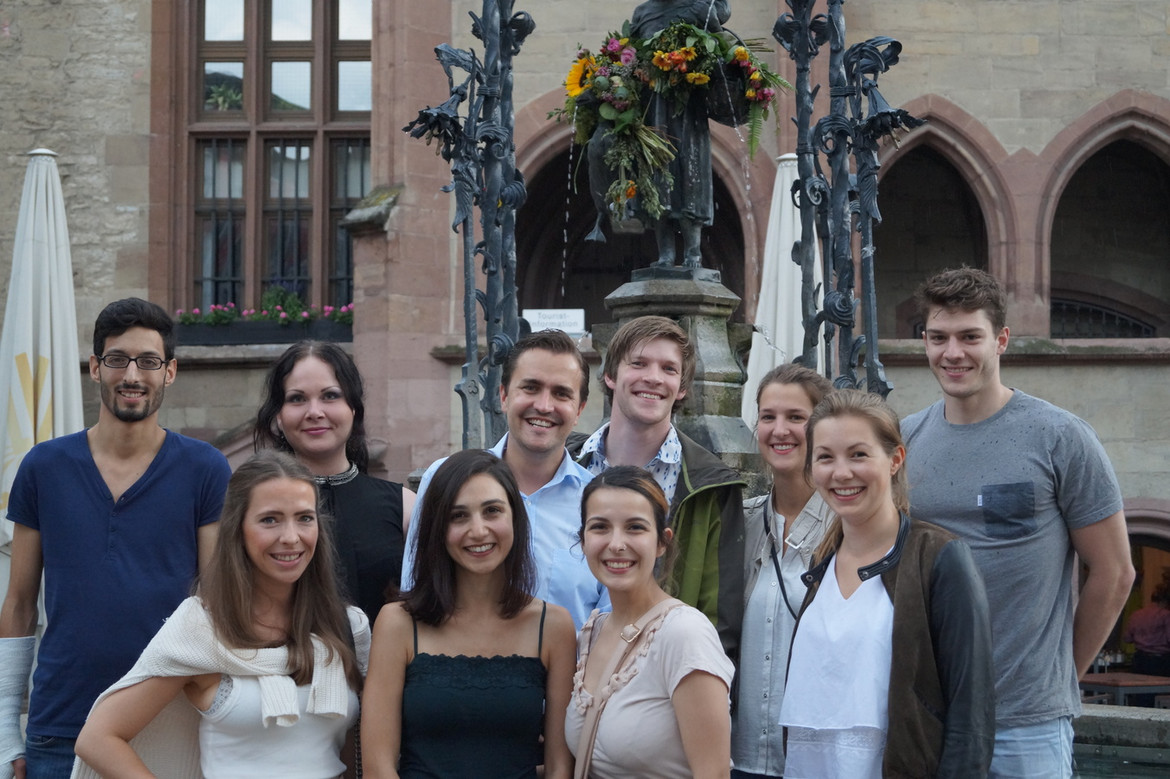 Bohnenberger Team vor dem Gänseliesel.